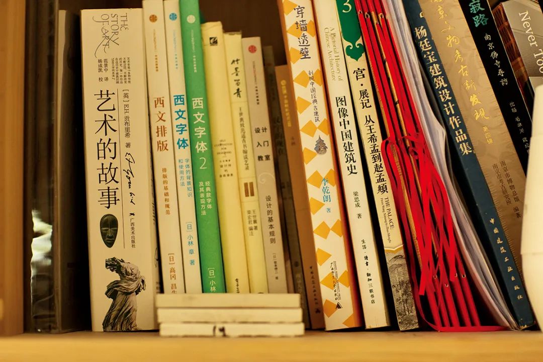 不需要去现场的时候,胡波就在工作室里学习装修的相关知识。| 图片来源:阿宝