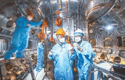 技术人员在新一代“人造太阳”真空室内解决技术难点。王雨萌摄