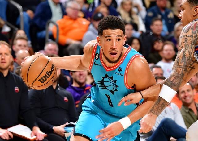 雷霆布克引爆全场砍下40分率领球队逆转取胜展现超级巨星风采