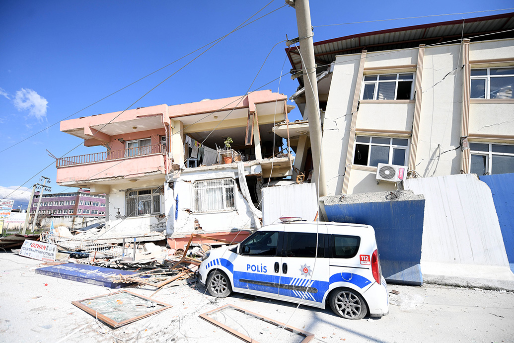 这是2月8日在土耳其哈塔伊拍摄的遭地震损毁的建筑。  新华社 资料图