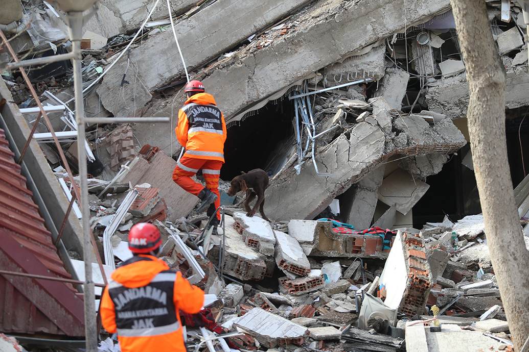 当地时间2023年2月7日，救援人员在土耳其南部卡赫拉曼马拉什市地震废墟中搜寻幸存者。  新华社 资料图