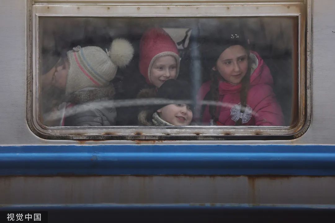 當地時間2022年3月7日，波蘭普熱梅希爾，烏克蘭難民乘坐火車抵達  圖源：視覺中國