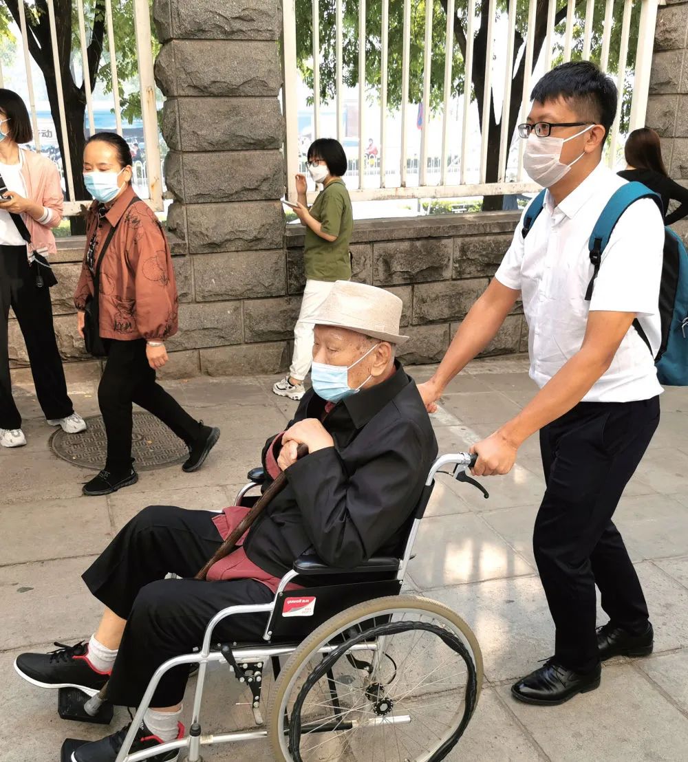 对于众多的双职工家庭来说,当家里老人需要就医时,陪诊服务是一种新的解决方案(邰思聪/ 摄)