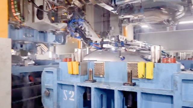 保时捷Macan前翻盖智能冲压