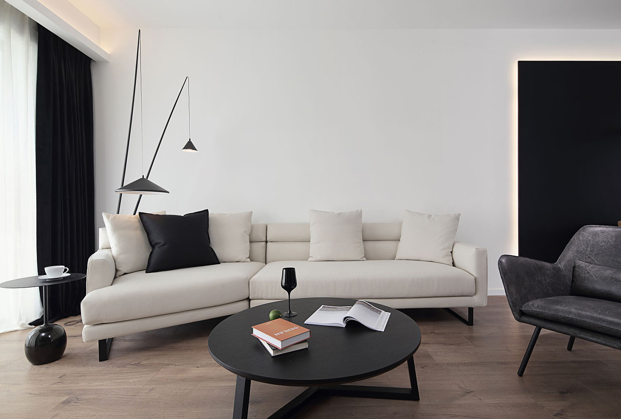 武汉包装设计（128平黑白现代风干净利落，一抹原木色设计给客厅加入一份温暖）现代简约风格黑白灰衣柜图片，