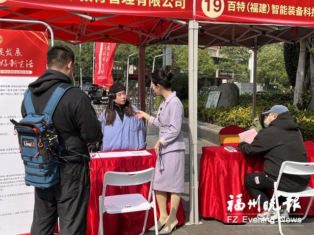 主播采访企业招聘人员,以直播带岗形式进行线上招聘。记者 李白蕾 摄