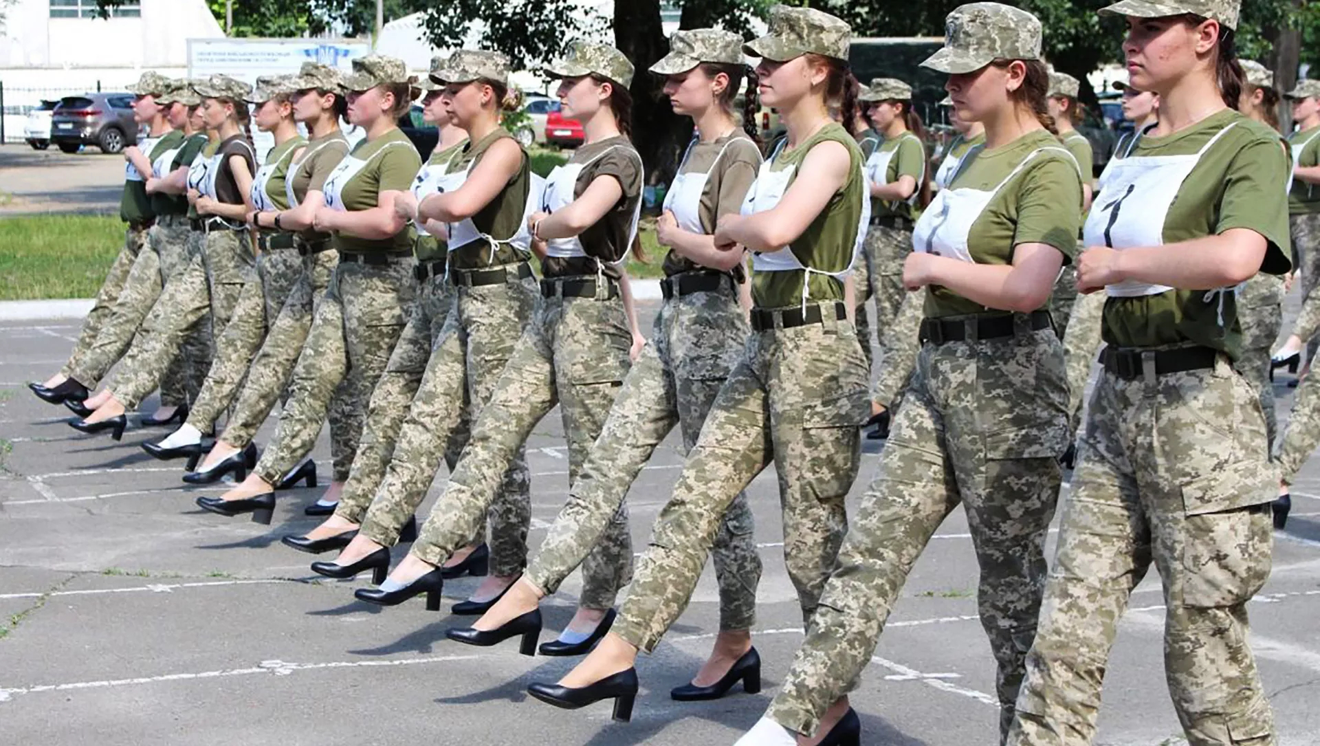 乌克兰高调举行独立日阅兵 高颜值女兵亮眼