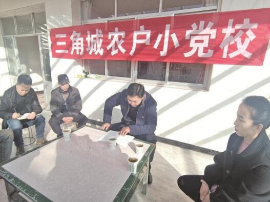 马龙(右二)向村民宣讲政策。
