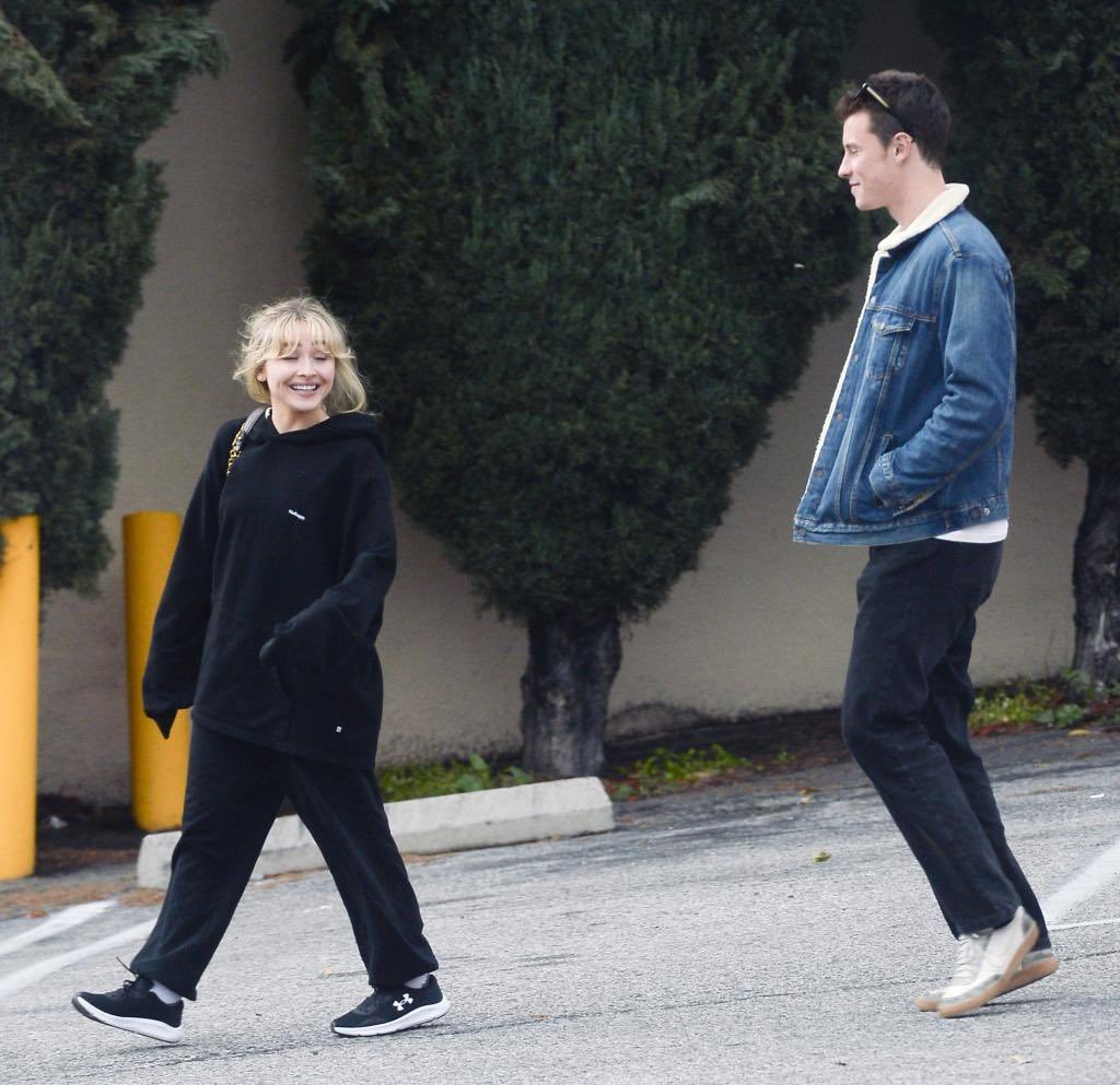 身高差|萌德Shawn Mendes 和匠妹 Sabrina Carpenter……萌德Shawn Mendes_新浪新闻