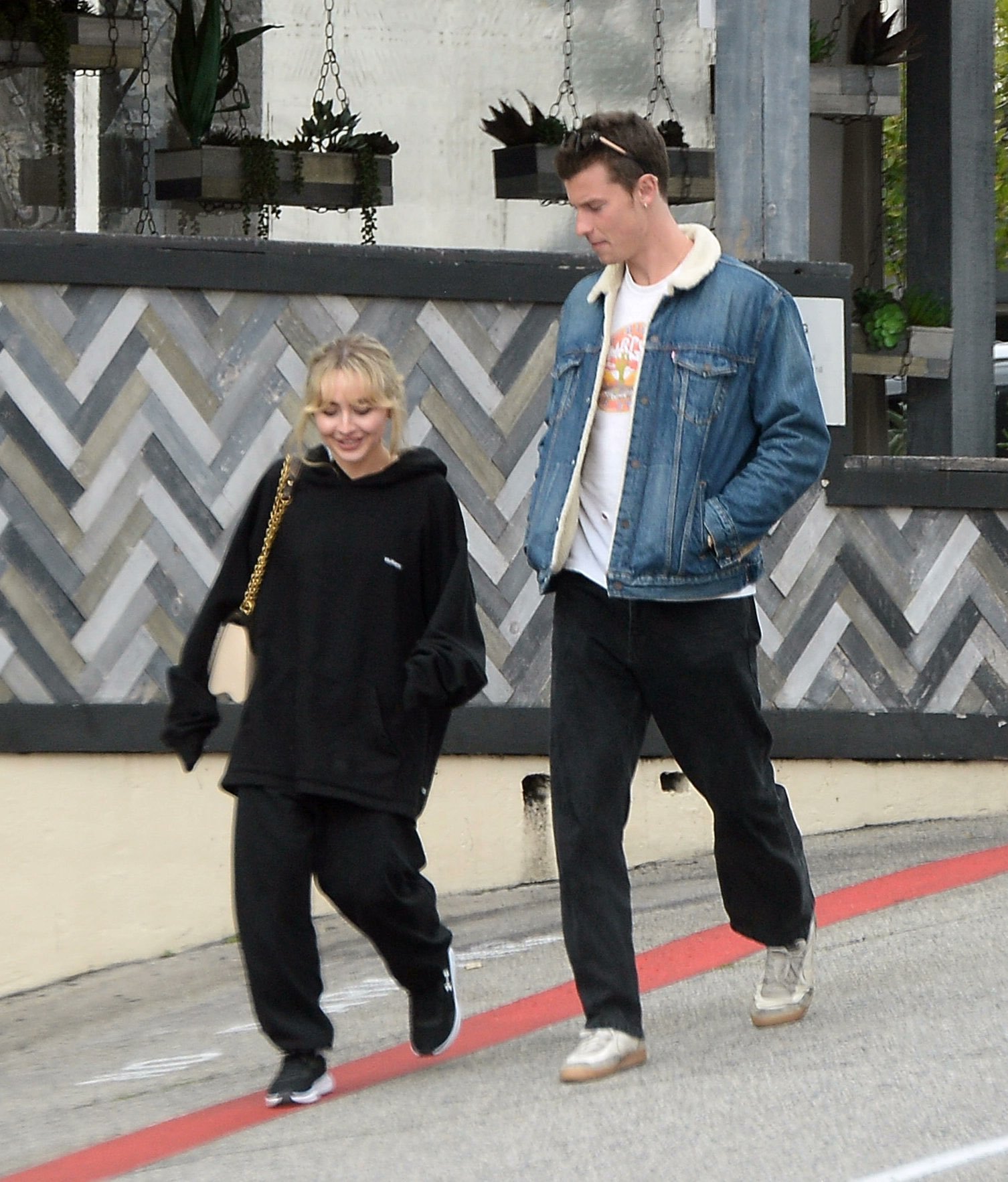 身高差｜萌德Shawn Mendes 和匠妹 Sabrina Carpenter……萌德Shawn Mendes_新浪新闻