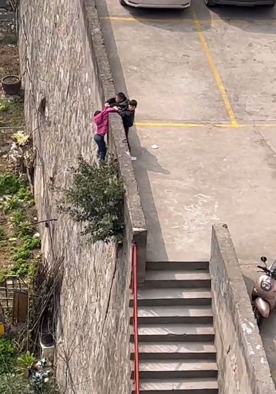 小孩悬挂围墙外，拍摄者被质疑不救人！回应来了（儿童围栏不牢固怎么办）