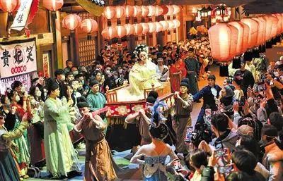 游客观看长安十二时辰主题街区表演。记者 邹竞一 摄