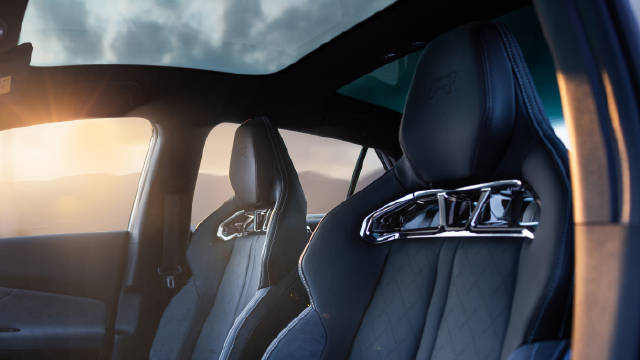 国产“小钢炮”已就位！起步2.0T265马力，20万以内带四排气尾翼