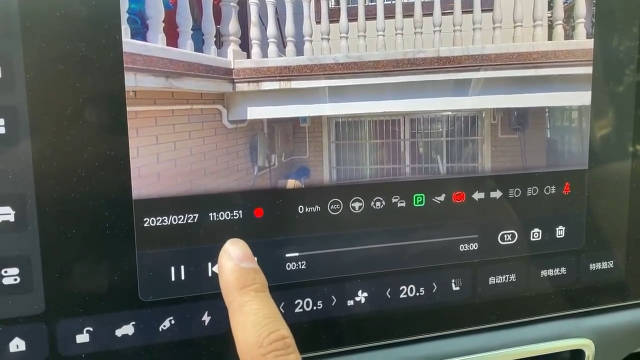 按道理来说，理想是有自动驻车autohold功能的……