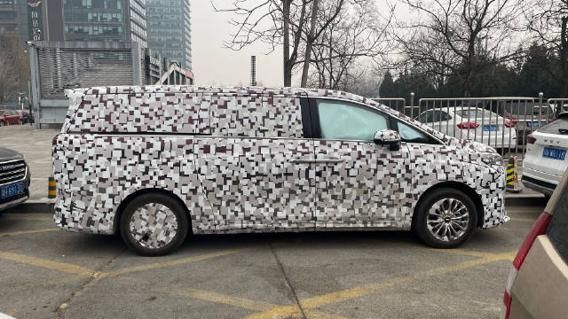 魏牌豪华MPV已上路！车长5米3，6座独立座椅，2.0T动力