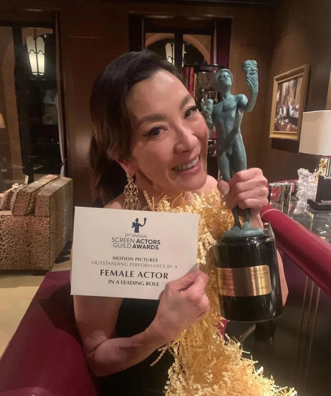 外刊听读|中国日报 杨紫琼获得第95届奥斯卡金像奖最佳女主角 - 哔哩哔哩