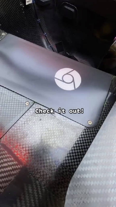 迈凯伦MCL60上装了数字化广告板，可以切换广告内容