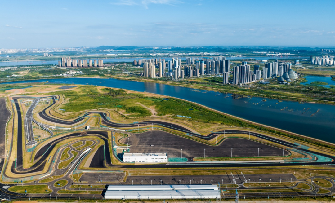 武汉包装设计（GDP跨2千亿 全力落实省万亿汽车产业战略目标 武汉经开区再出发）武汉经开区奋力打造世界级汽车产业集群，