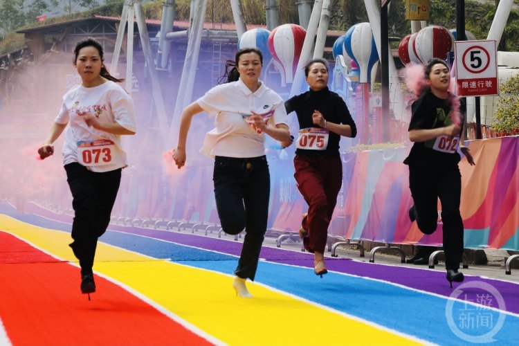 △3月5日，美心红酒小镇第8届国际高跟鞋彩色跑如期举行