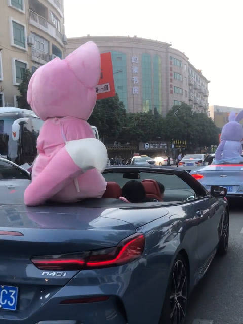 3玩偶人乘坐豪华跑车招摇过市 ：拍摄者：挺危险的，不赞成