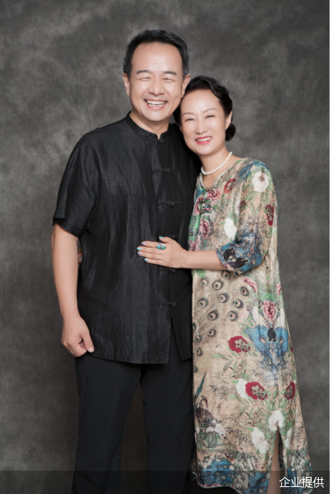 大信家居创始人庞学元及夫人李电萍