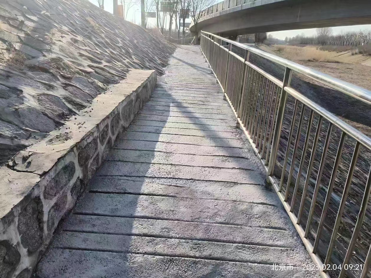 重新铺设后的巡河路