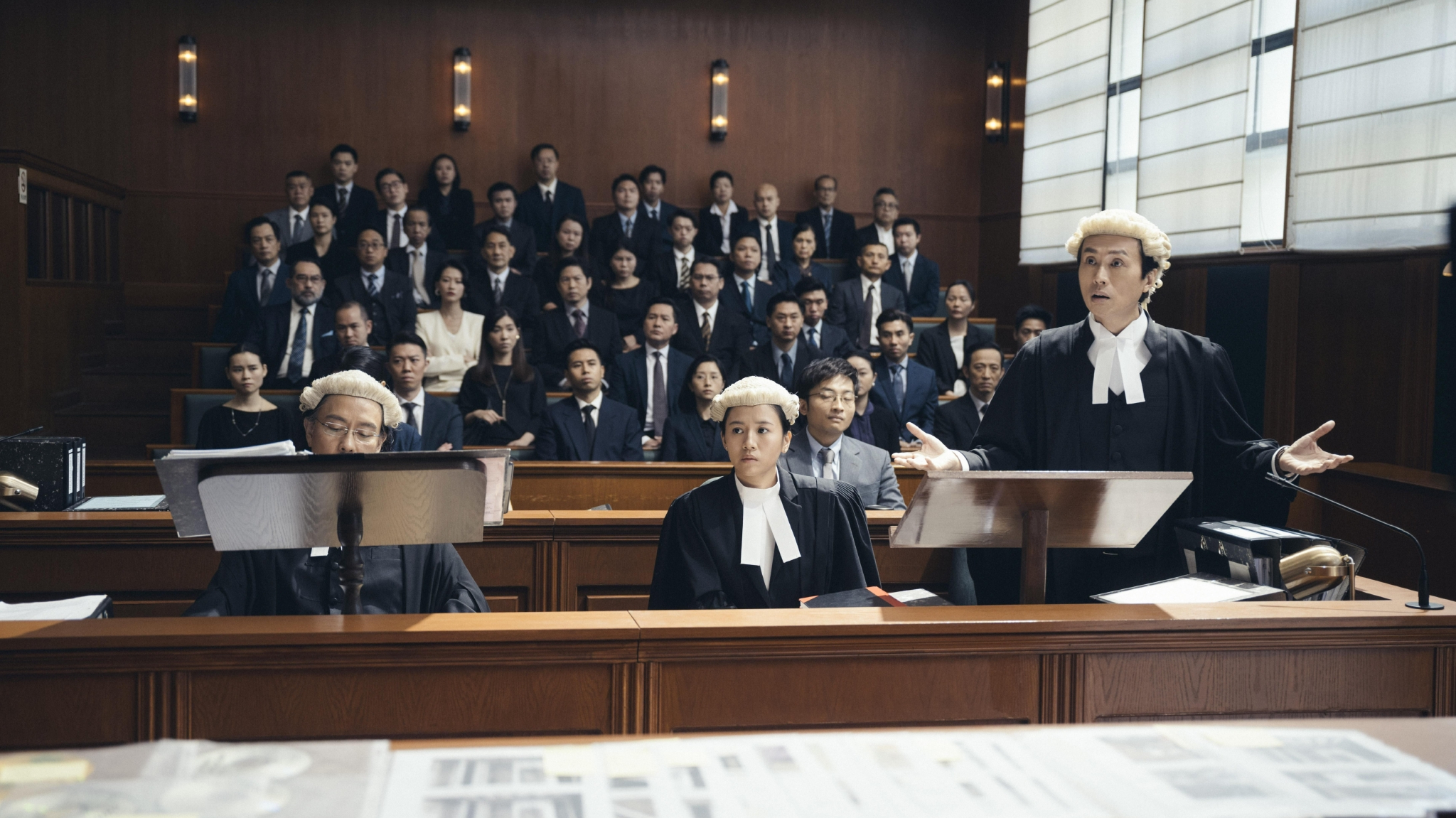 黃子華形容，《毒舌律師》中法庭戲的激烈程度，堪比一部動作片。  片方供圖