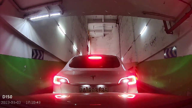 特斯拉的这一个倒车，真叫人猝不及防...