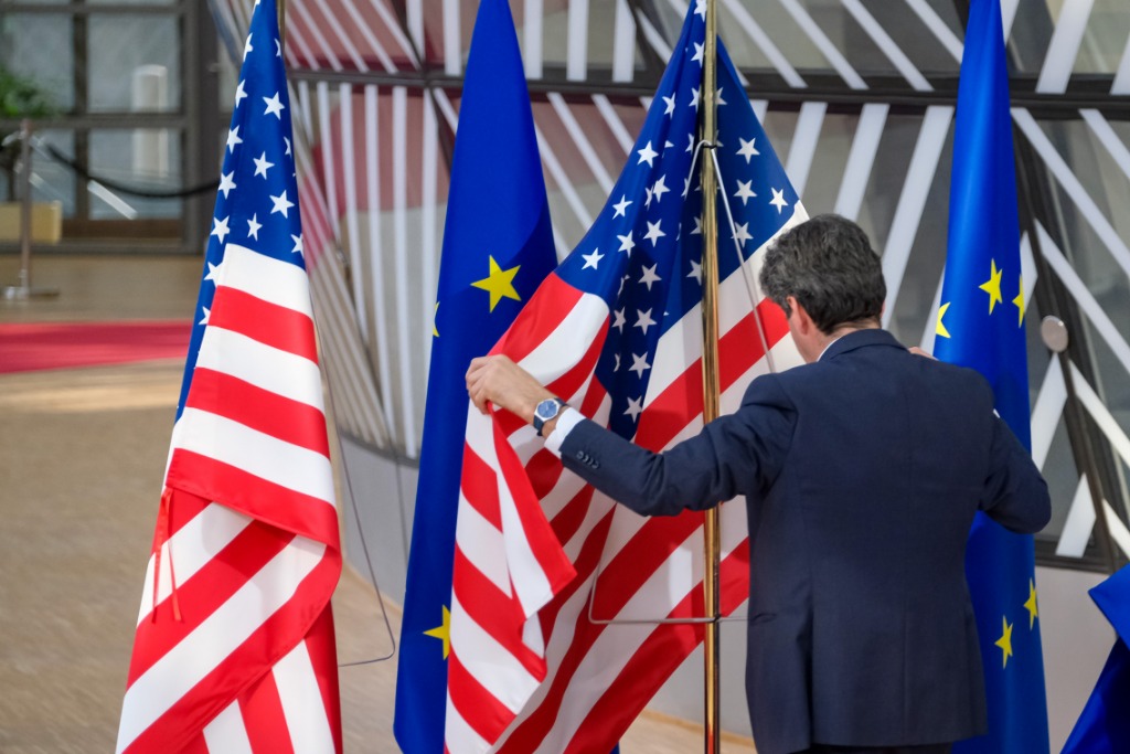 2022年3月24日，工作人员在比利时布鲁塞尔的欧盟总部整理美国国旗。（新华社记者张铖摄）