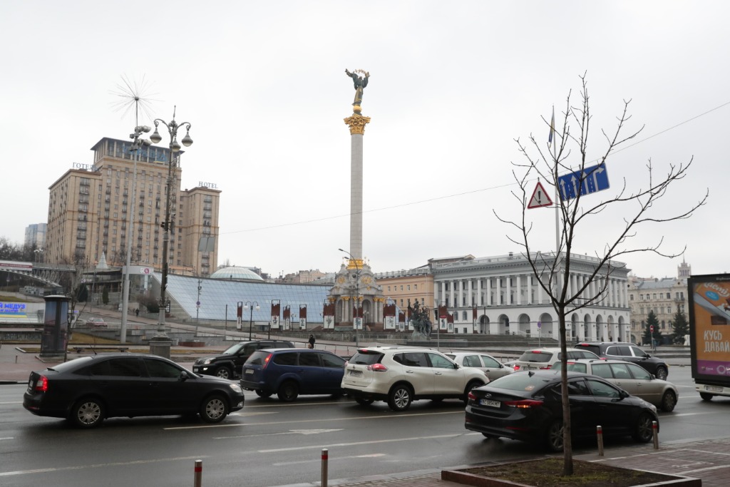  2022年2月24日，车辆从乌克兰基辅独立广场旁驶过。（新华社记者李东旭摄）