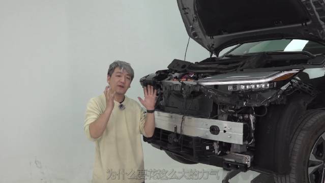 这辆丰田bZ4X的前后防撞梁破天荒的都采用了铝合金材质……