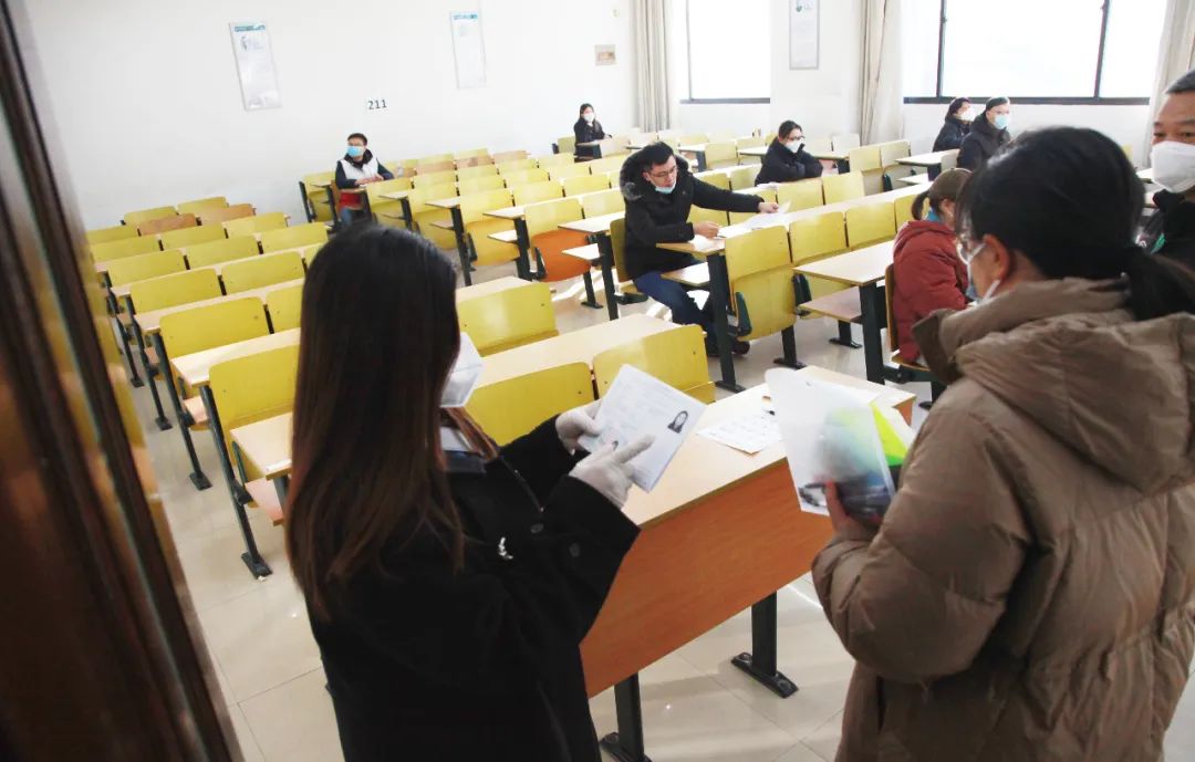 2023年1月8日，2023年“國考”公共科目筆試開考。在南京林業大學考點，監考老師在核對考生信息。圖/IC photo