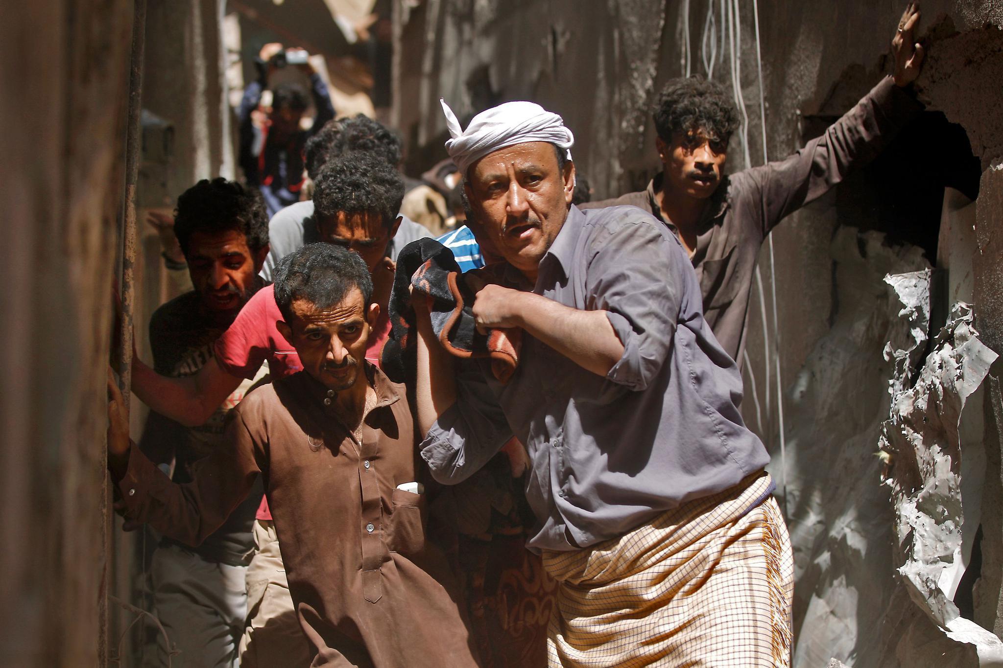 ▲当地时间2019年5月16日，在也门首都萨那，人们在空袭过后搬运遇难者遗体。图/新华社