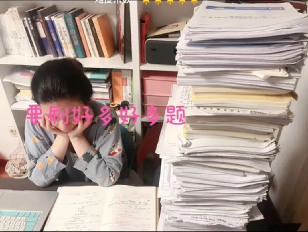 備考公務員期間,文婷的桌上堆滿了資料。受訪者供圖