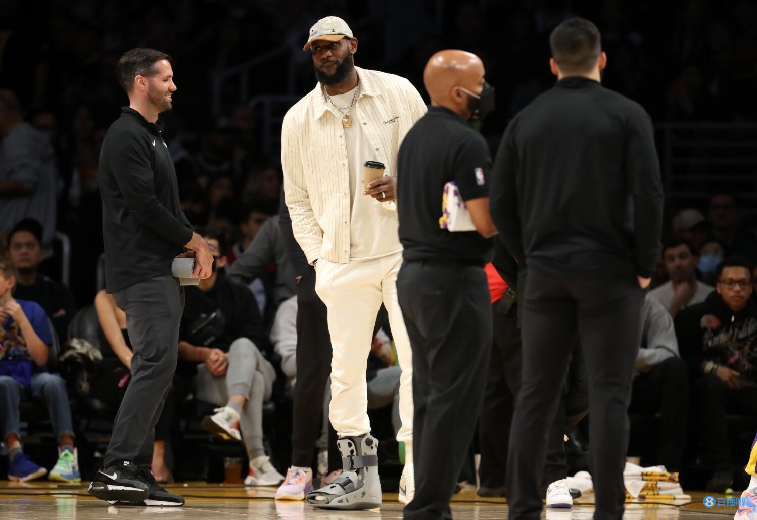 记者:詹姆斯正尝试一切治疗手段