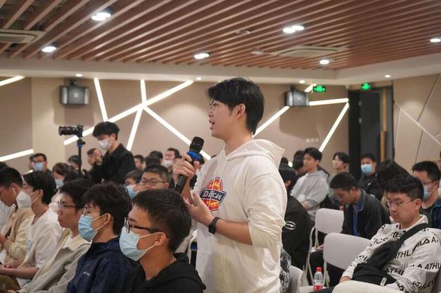 学生们与青年科技领袖实时交流。 谷晓涵/摄