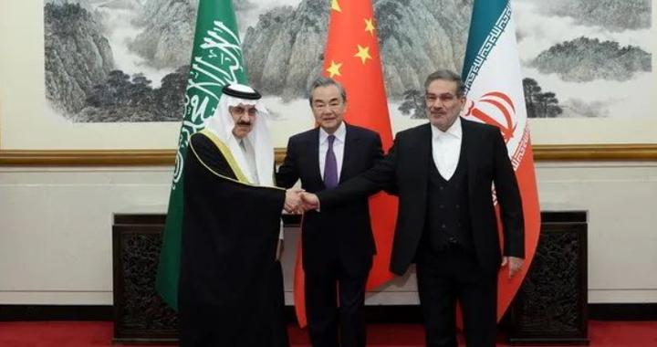 解气！一觉醒来，美国被中国“偷家”，中国成功撮合伊朗沙特复交