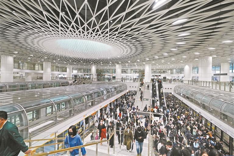 屡破纪录的深圳地铁越来越忙|地铁|深圳市|地铁站_新浪新闻