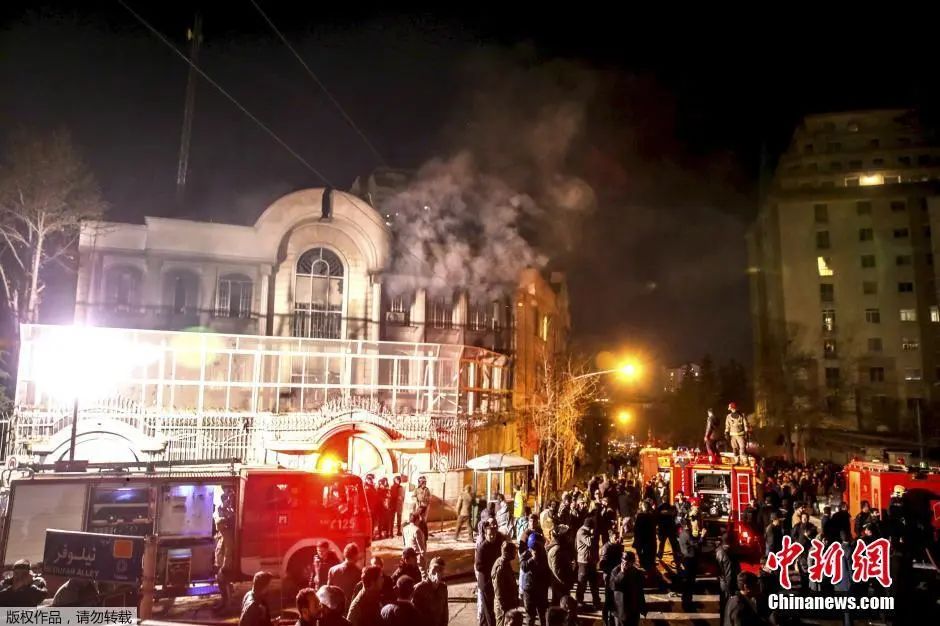 當地時間2016年1月2日，伊朗示威者沖擊沙特駐伊朗大使館。
