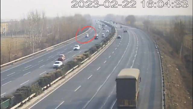 面包车爆胎失控侧翻，平时务必做好轮胎养护，上路行驶不要超载