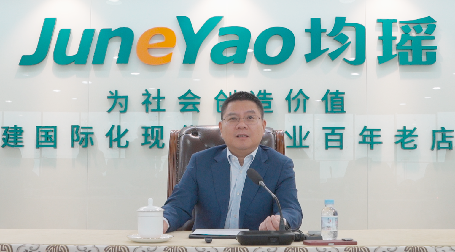 全國政協委員、上海均瑤(集團)有限公司董事長王均金。澎湃新聞記者 吳星宇 攝