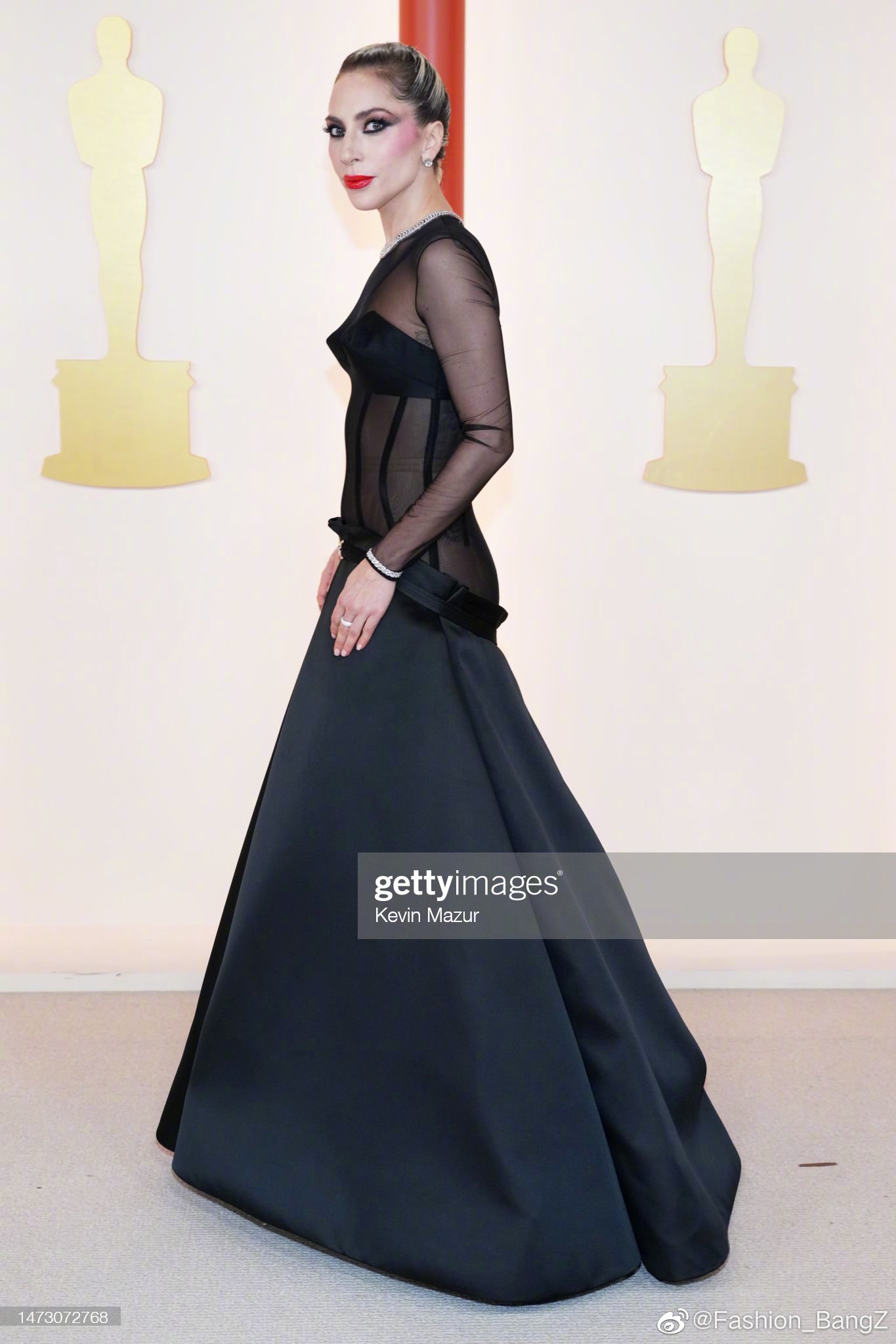 Lady Gaga 身着 Versace 2023秋冬系列礼服，亮相奥斯卡颁奖礼……Lady Gaga礼服奥斯卡_新浪新闻