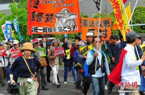 资料图：日本民众反对修宪。中新社记者 王健 摄