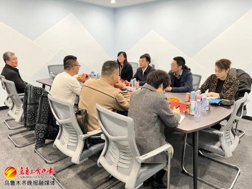 乌鲁木齐市产业项目招商小分队在与成都市企业洽谈合作。记者王丽丽 通讯员李亚南摄