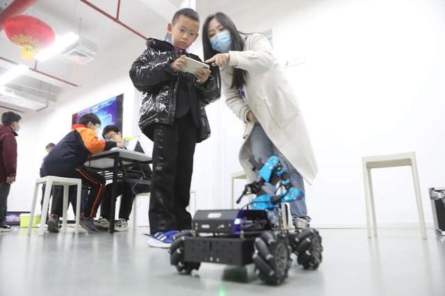 小朋友在体验区体验人工智能小汽车。团上海市委供图