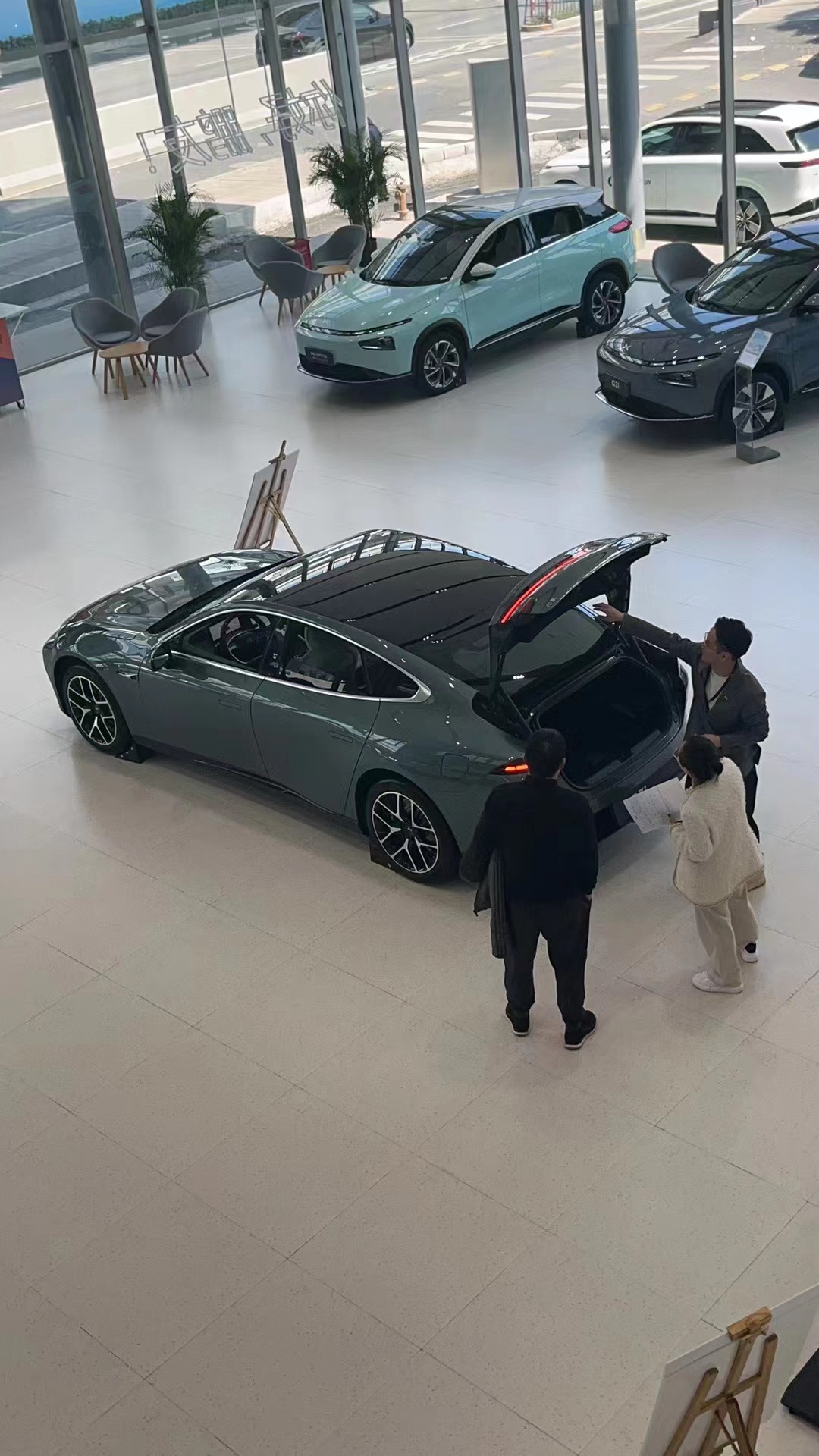 小鹏店内消费者看车。小鹏汽车供图