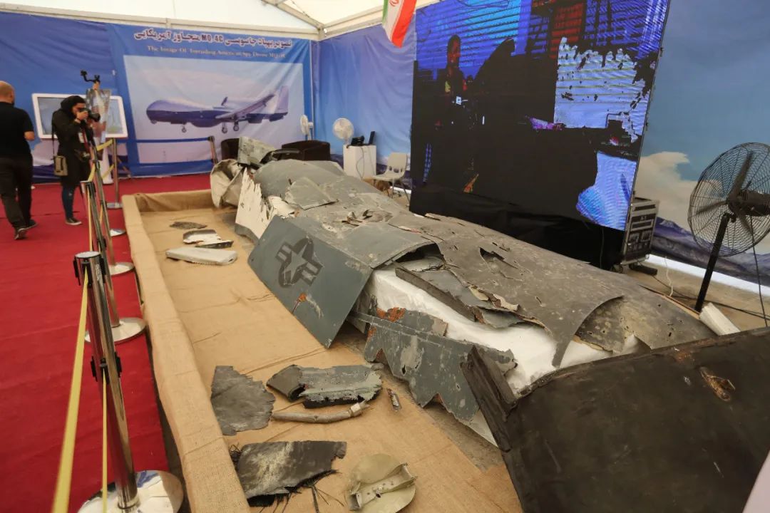 當地時間2019年9月21日，伊朗德黑蘭，伊朗首次對外展出歷年來擊落和捕獲的美國無人機，其中最引人矚目的為2019年6月20日擊落的美國RQ-4“全球鷹”無人機。圖/視覺中國