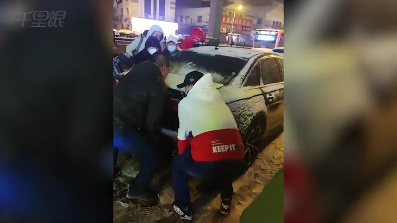 奥迪挡路公交车无法通行 乘客下车合力挪车