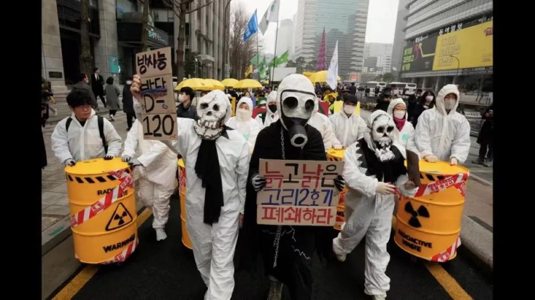 ▲10日，韩国的环保主义者在纪念日本大地震12周年的活动上谴责日本当局的核污水排海计划。图源外媒