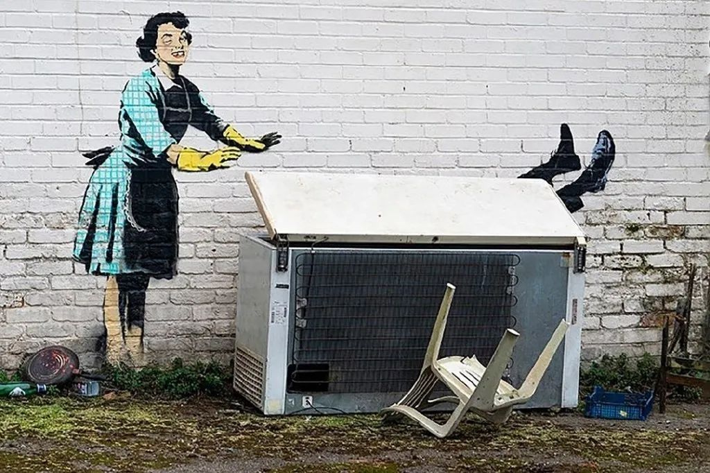 近日，英国涂鸦艺术家Banksy创作了一幅反家暴的作品。/Banksy